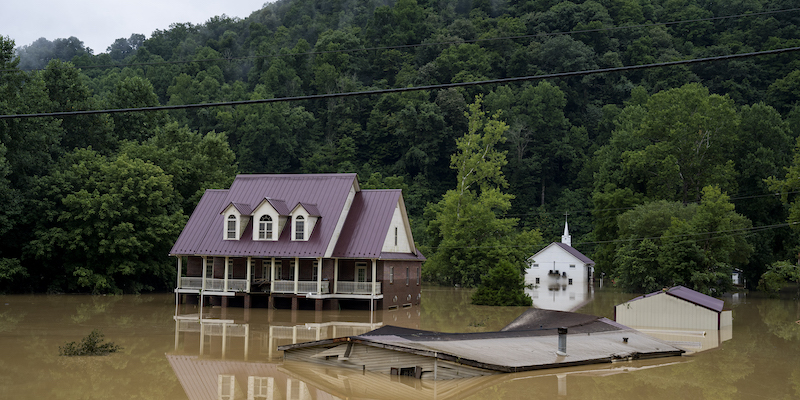 Una casa in gran parte sommersa nella contea di Breathitt, in Kentucky, il 29 luglio 2022 (Michael Swensen/Getty Images)