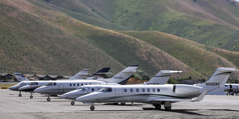 Jet privati parcheggiati al Friedman Memorial Airport a Sun Valley, in Idaho, il 5 luglio 2022 (Kevin Dietsch/Getty Images)