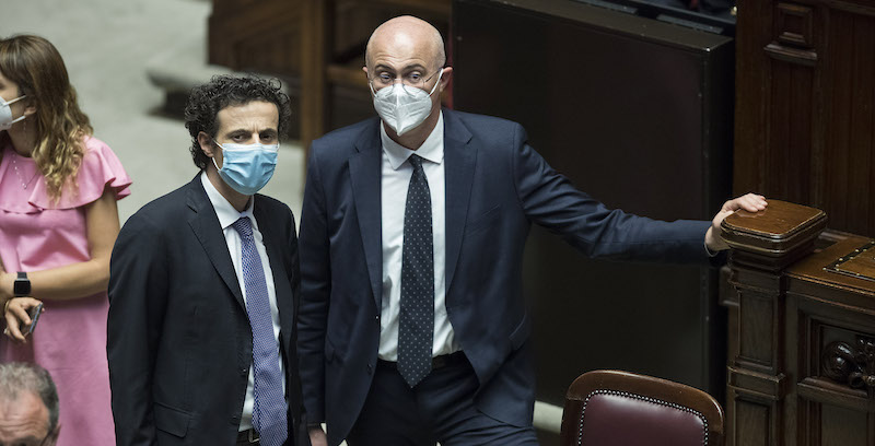 L'ex capogruppo alla Camera Davide Crippa e il ministro per i Rapporti con il parlamento Federico D'Incà lasciano il Movimento 5 Stelle