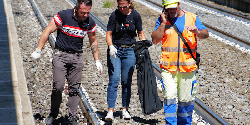 Rilievi degli investigatori sui binari vicino alla stazione ferroviaria di Riccione, il 31 luglio 2022 (ANSA/PASQUALE BOVE)