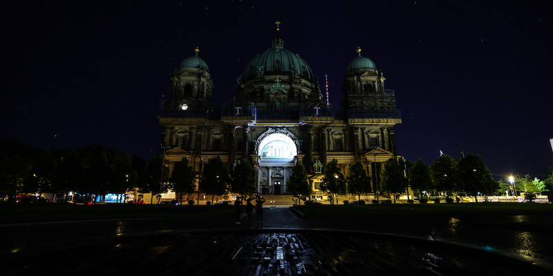 La facciata del Duomo di Berlino al buio per le iniziative di risparmio energetico in vigore in Germania, il 27 luglio 2022 (Omer Messinger/Getty Images)