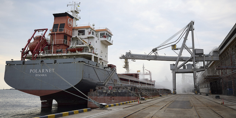 Una nave turca carica di grano ucraino al porto di Odessa, in Ucraina (Ukrainian Presidential Press Office via AP)