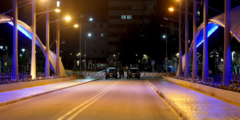 Un ponte chiuso dalla polizia dopo varie tensioni nella città kosovara di Mitrovica, il 31 luglio (Festim Beqiri/TV7News /dpa)