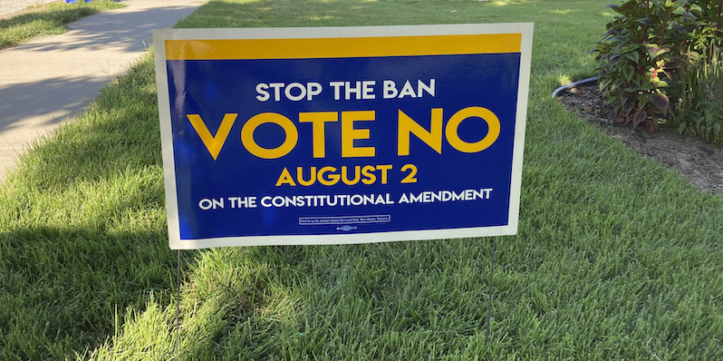 Un cartello che chiede di votare "no" e di continuare dunque a garantire il diritto all'aborto, Merriam, Kansas, 14 luglio 2022 (AP Photo/John Hanna)