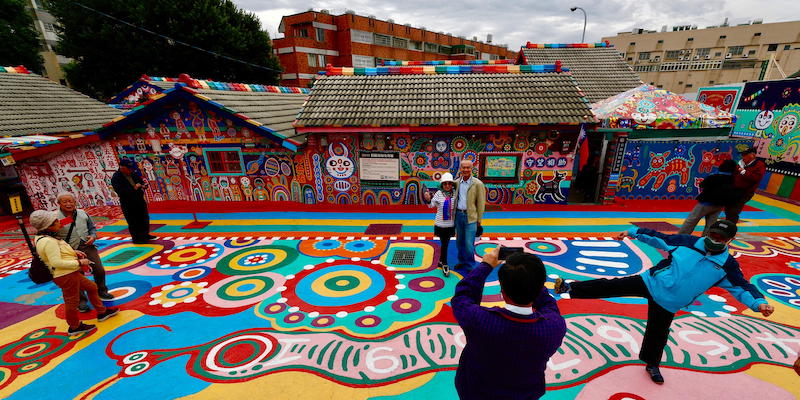 Il “villaggio arcobaleno” di Taiwan è stato ricoperto di vernice per protesta