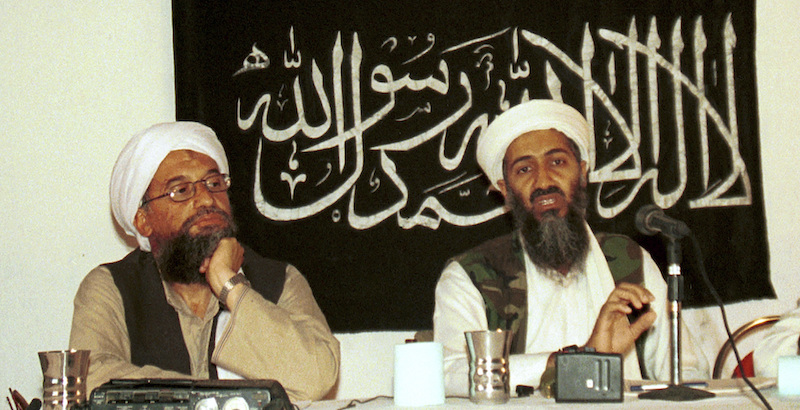 Ayman al Zawahiri, a sinistra, insieme a Osama bin Laden a Khost, in Afghanistan, nel 1998 (AP Photo/Mazhar Ali Khan, File)