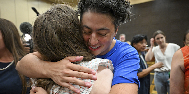 Iman Alsaden, medico di Planned Parenthood, abbraccia Rachel Sweet, dell’organizzazione Kansans for Constitutional Freedom, dopo la vittoria del "no" al referendum che consentirà dunque di continuare a garantire il diritto di aborto, Overland Park, 2 agosto 2022 (Tammy Ljungblad/The Kansas City Star via AP)