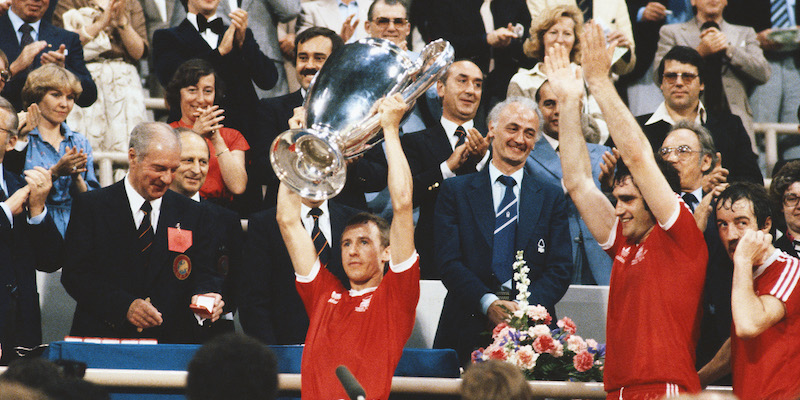 John McGovern, capitano del Nottingham Forest, con la prima delle due Coppe dei Campioni vinte negli anni Settanta (Allsport/Getty Images)