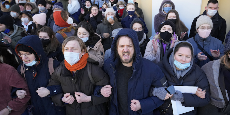 Manifestanti protestano contro la guerra in Ucraina a San Pietroburgo, in Russia, il 27 febbraio 2022 (AP Photo/Dmitri Lovetsky)