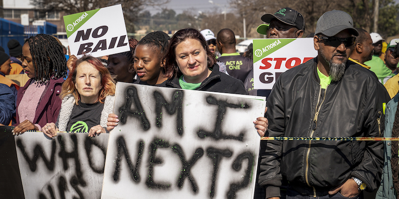 Un gruppo di persone manifesta davanti al tribunale di Krugersdorp contro il presunto stupro di gruppo, primo agosto (AP Photo/ Shiraaz Mohamed)
