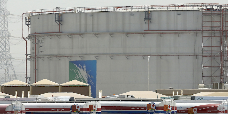 Un impianto per lo stoccaggio del petrolio in Arabia Saudita (AP Photo/Amr Nabil)