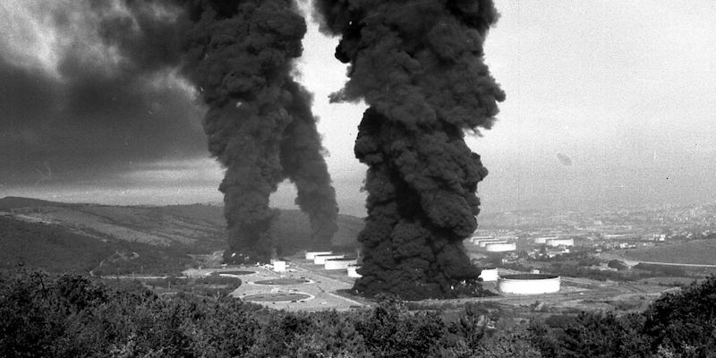 Le cisterne del terminale Siot in fiamme per gli attentati del 1972