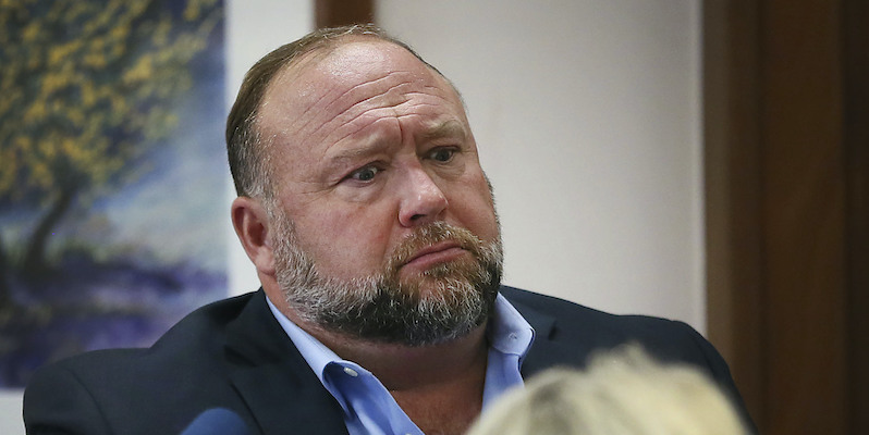 Il cospirazionista Alex Jones durante il processo per diffamazione a Austin, Texas (Briana Sanchez/Austin American-Statesman via AP, Pool)