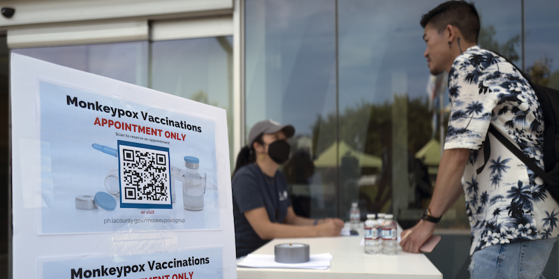 Una persona in coda al centro vaccinale allestito a West Hollywood, in California, il 3 agosto (AP Photo/ Richard Vogel)