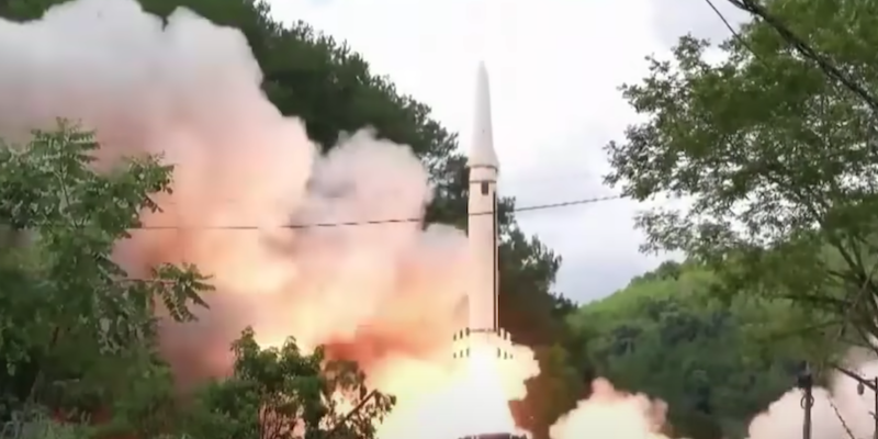Il lancio di un missile cinese durante le esercitazioni attorno a Taiwan, da un video pubblicato dalla rete americana ABC News