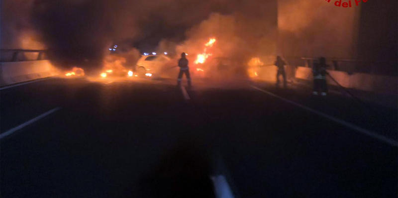 L'intervento dei vigili del fuoco dopo l'assalto a un portavalori sull'Autostrada A1, nei pressi di Lodi, il 29 gennaio 2020 (Ansa-Vigili del fuoco)