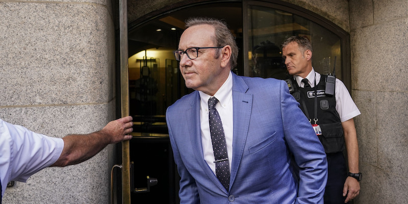 Kevin Spacey esce dal tribunale centrale di Londra, dove è indagato con l'accusa di aver commesso quattro violenze sessuali nel Regno Unito. Londra, 14 luglio (AP Photo/ Alberto Pezzali)
