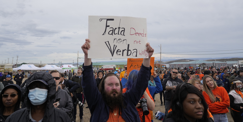 Proteste contro la visita del Papa a Iqaluit, la capitale della regione canadese di Nunavut, 29 luglio 2022 (AP Photo/Gregorio Borgia)