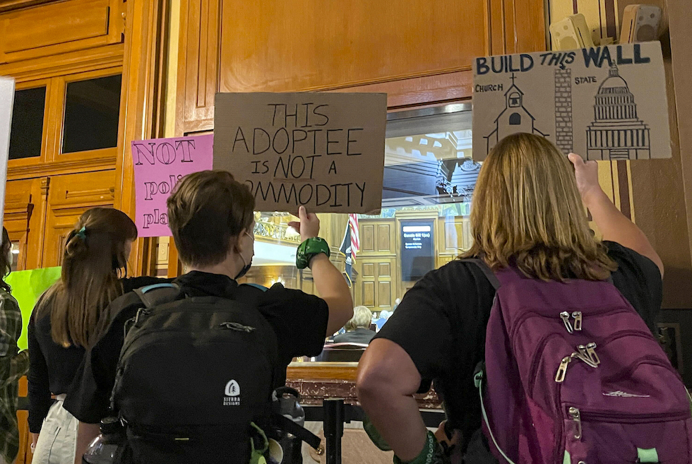 Attivisti per il diritto di accesso all'aborto fuori dalle aule del parlamento dell'Indiana (AP Photo/Arleigh Rodgers)