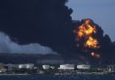L'enorme incendio nel deposito di carburante al porto di Matanzas, a Cuba