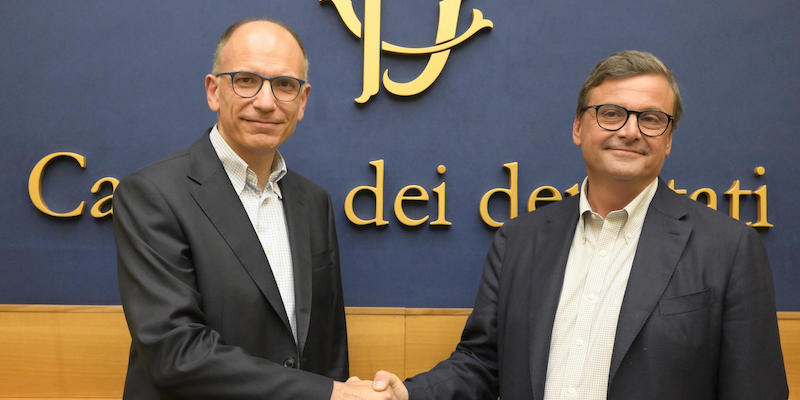 Enrico Letta e Carlo Calenda al momento dell'annuncio del loro accordo, lo scorso 2 agosto (ANSA/CLAUDIO PERI)
