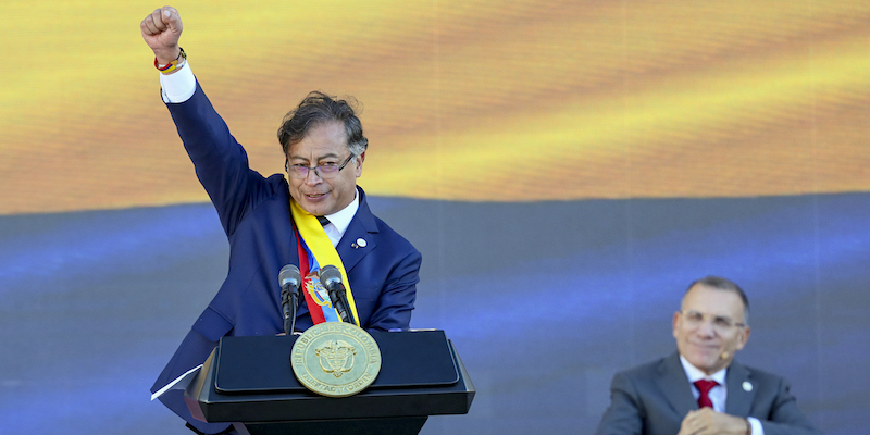 Gustavo Petro alza il pugno al termine del suo primo discorso come presidente della Colombia, a Bogotà, il 7 agosto 2022 (AP Photo/Fernando Vergara)