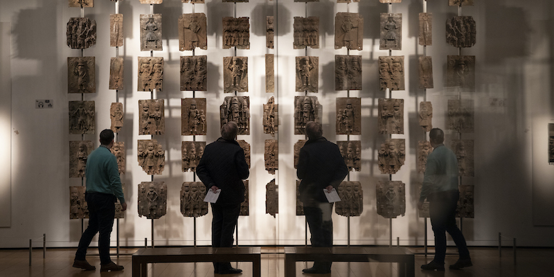 Una parte dei “Bronzi del Benin” che la Nigeria ha richiesto indietro, attualmente conservati al British Museum di Londra (Dan Kitwood/Getty Images)