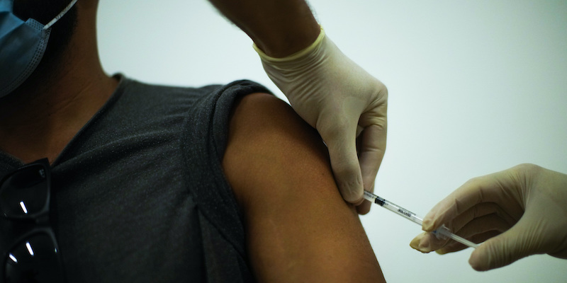 Un uomo riceve una dose di vaccino contro il vaiolo delle scimmie a Barcellona, il 26 luglio 2022 (AP Photo/Francisco Seco)