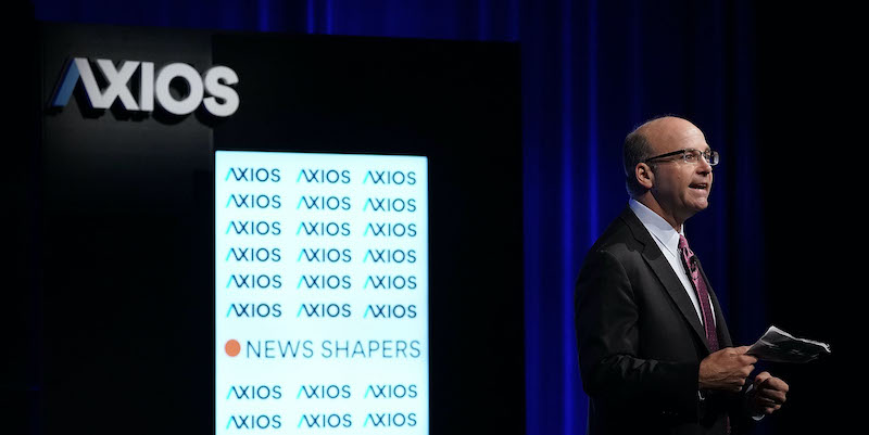 Il cofondatore di Axios Mike Allen durante un evento a Washington del 2018 (Alex Wong/Getty Images)