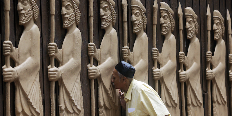 Un uomo prega nel Tempio del Fuoco dei parsi di Mumbai, in India (AP Photo/ Rajanish Kakade)