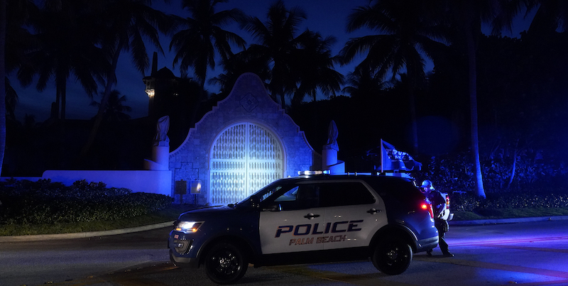 La polizia davanti alla casa di Donald Trump a Mar-a-Lago (AP Photo/Wilfredo Lee)
