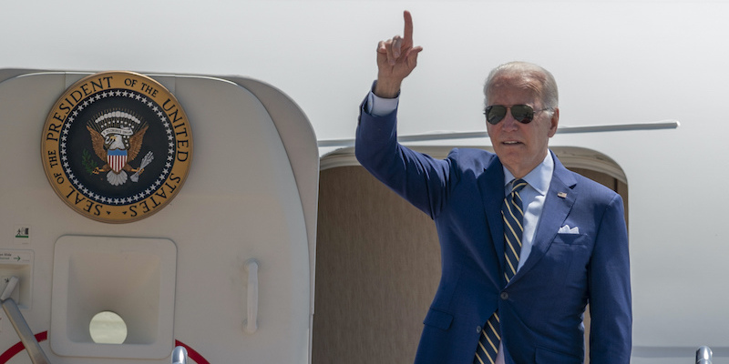 Il presidente Joe Biden all'imbarco sull'Air Force One (AP Photo/Gemunu Amarasinghe)