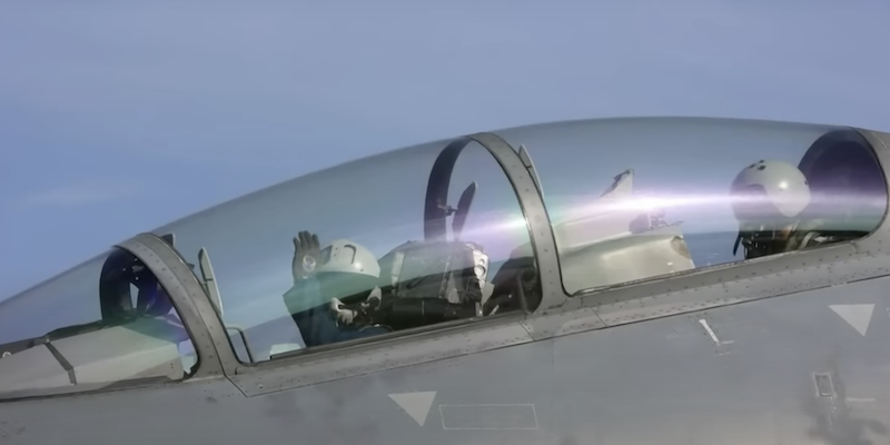 Un aereo militare cinese durante le esercitazioni militari attorno a Taiwan, da un video diffuso da ITV News