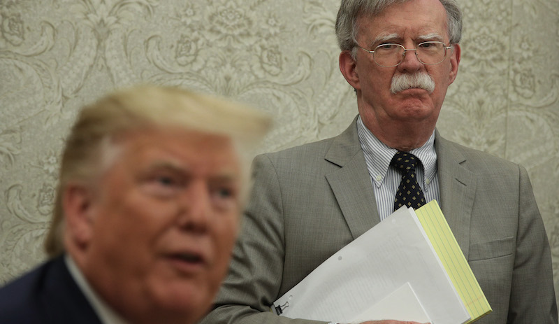 John Bolton alle spalle dell'ex presidente americano Donald Trump (Alex Wong/Getty Images)