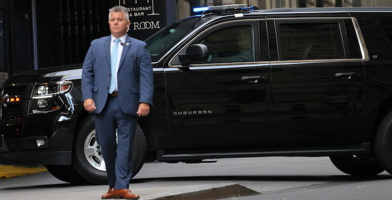 L'auto dell'ex presidente degli Stati Uniti Donald Trump di fronte alla sede dell'ufficio della procuratrice generale di New York, il 10 agosto 2022 (Michael M. Santiago/Getty Images)