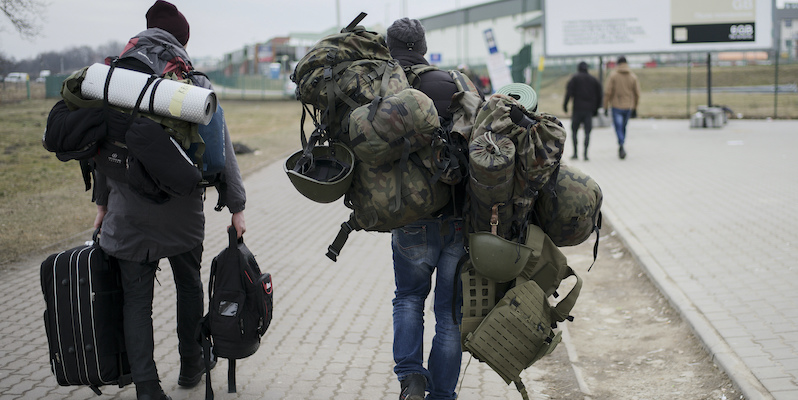 Combattenti attraversano il confine fra Polonia e Ucraina (AP Photo/Markus Schreiber, File)