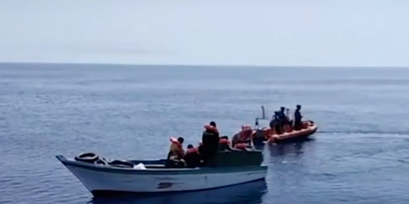 Un'immagine dei soccorsi al naufragio, diffusa dall'agenzia di stampa Adnkronos (YouTube)