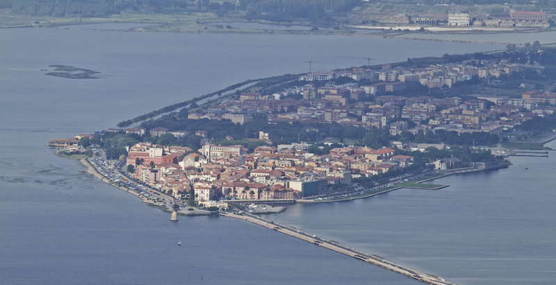 Una veduta panoramica di Orbetello e della sua laguna, scattata dall'utente trolvag (Wikimedia Commons)