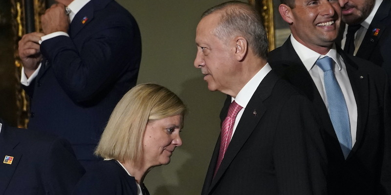 La prima ministra svedese Magdalena Andersson e il presidente turco Recep Tayyip Erdogan dopo un incontro della NATO a Madrid, lo scorso 29 giugno (AP Photo/Andrea Comas)