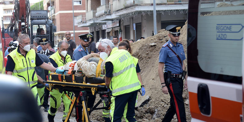 Le operazioni di salvataggio dell'uomo intrappolato nel tunnel in via Innocenzo XI a Roma (ANSA/FABIO CIMAGLIA)