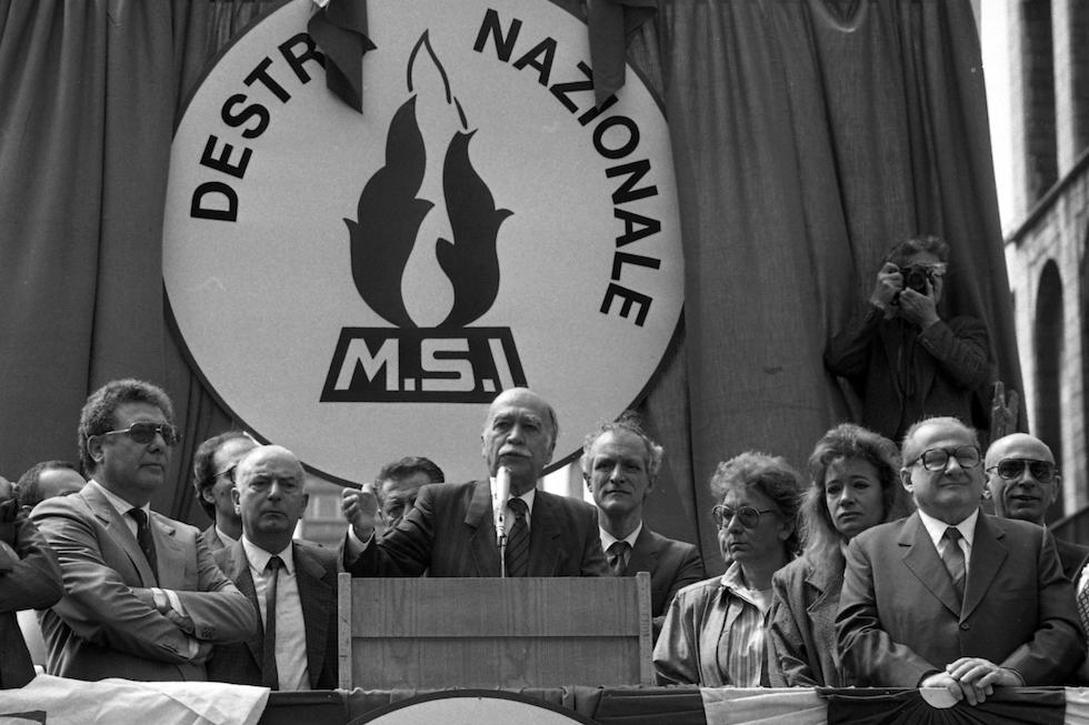 Giorgio Almirante durante una manifestazione dell'MSI a Milano nel 1987 (ANSA)