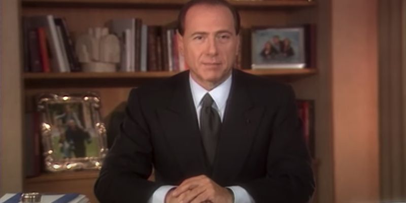 Un'immagine tratta dal video del 26 gennaio 1994 in cui Silvio Berlusconi annunciò per la prima volta la sua intenzione di “scendere in campo” e dedicarsi alla politica