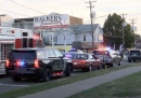 Un uomo ha investito in auto un gruppo di persone fuori da un locale in Pennsylvania: una persona è morta e almeno 17 sono state ferite