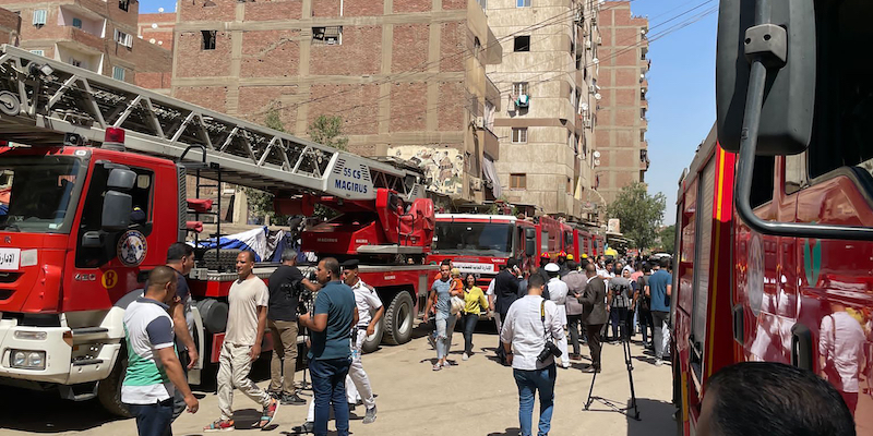 Vigili del fuoco e operatori di soccorso alla chiesa copta di Abu Sefein a Giza, Egitto, domenica 14 agosto (AP Photo/ Mohamed Salah)