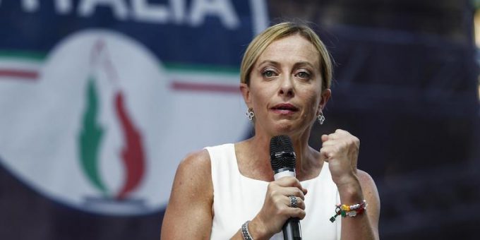 Giorgia Meloni dice che la fiamma del simbolo di Fratelli d’Italia non c’entra col fascismo