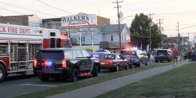 Un uomo ha investito in auto un gruppo di persone fuori da un locale in Pennsylvania: una persona è morta e almeno 17 sono state ferite