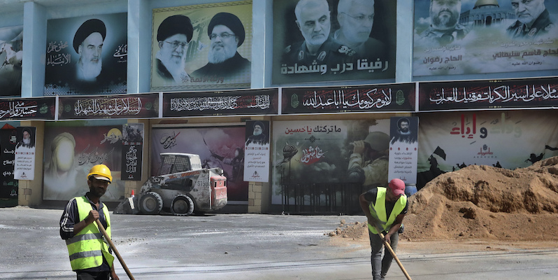 Le immagini degli ayatollah Khomeini e Khamenei e del generale Suleimani, fra gli altri, a Yaroun, in Libano, città di origine della famiglia dell'aggressore di Rushdie (AP Photo/Mohammed Zaatari)