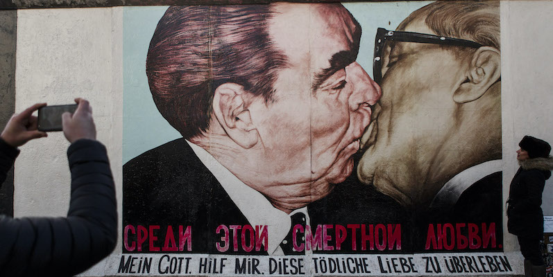 Il murale del bacio fra Breznev e Honecker a Berlino (Photo by Carsten Koall/Getty Images)