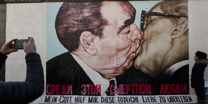 La storia dietro a questo murale a Berlino