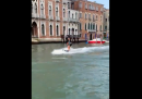 Due persone hanno percorso il Canal Grande di Venezia a bordo di surf a motore